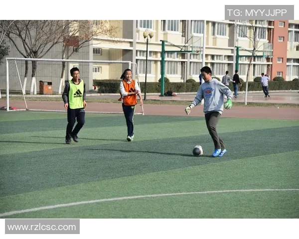 足球明星亲密瞬间高清图片大集合展现他们的魅力与风采 足球明星亲密瞬间高清图片大集合展现他们的魅力与风采