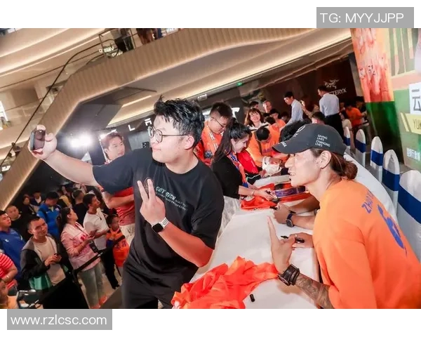 上海足球明星见面会盛大举行球迷热情互动共庆足球盛事